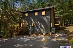 677 Clubhouse Dr, East Stroudsburg, PA 18302 - Photo 2