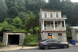 415 Peacock St, Pottsville, PA 17901 - Photo 2
