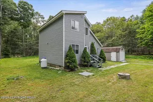 1065 Breezewood Dr, Newfoundland, PA 18445 - Photo 4