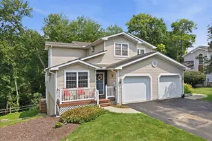 714 Garnet Ln, East Stroudsburg, PA 18301 - Photo 2