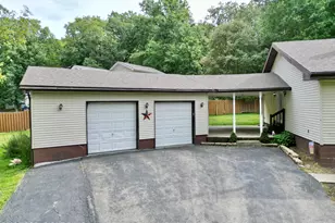 126 Lilac Dr, East Stroudsburg, PA 18301 - Photo 4