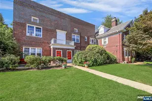 927 Commonwealth Dr 4, Teaneck Township, NJ 07666 - Photo 2