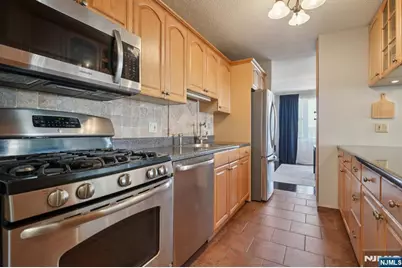 555 North Avenue 6F #6F, Fort Lee, NJ 07024 - Photo 12