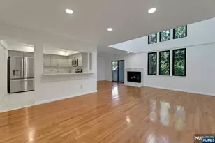 726 Mainsail Ln 726, Secaucus, NJ 07094 - Photo 8