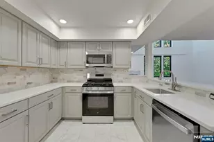 726 Mainsail Ln 726, Secaucus, NJ 07094 - Photo 18