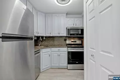 2000 Linwood Avenue 4P #4P, Fort Lee, NJ 07024 - Photo 2