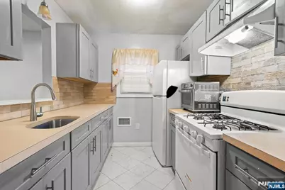 12 Bayview Avenue, Jersey City, NJ 07305 - Photo 8