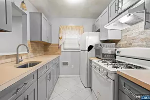 12 Bayview Ave, Jersey City, NJ 07305 - Photo 8