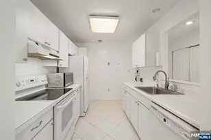 28 Garden Pl 151, Edgewater, NJ 07020 - Photo 6