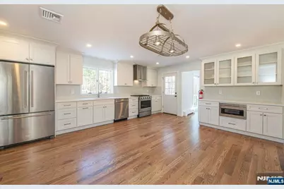 7 Shaw Court, Fairfield, NJ 07004 - Photo 2