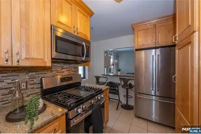 3071 Edwin 2F #2F, Fort Lee, NJ 07024 - Photo 2