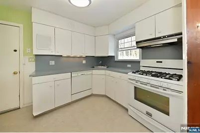 84 Maplewood Avenue, Hillsdale, NJ 07642 - Photo 8