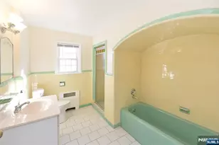 87 Grayson Pl, Teaneck Township, NJ 07666 - Photo 12