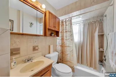 648 Milton Avenue, Lyndhurst Township, NJ 07071 - Photo 6