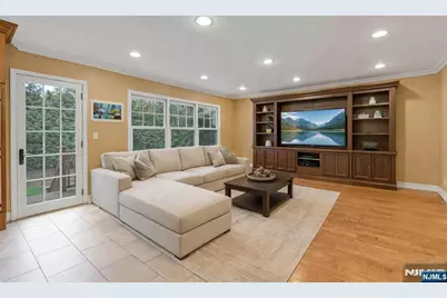 506 Sunderland Road, Teaneck Township, NJ 07666 - Photo 8