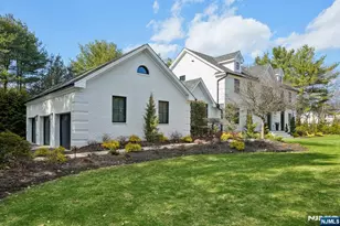 388 Freemans Ln, Franklin Lakes, NJ 07417 - Photo 2