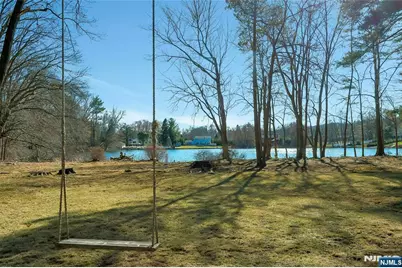 28 Turners Lake Drive, Mahwah, NJ 07430 - Photo 4