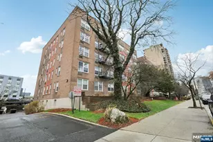 2160 Center Ave 4N, Fort Lee, NJ 07024 - Photo 2