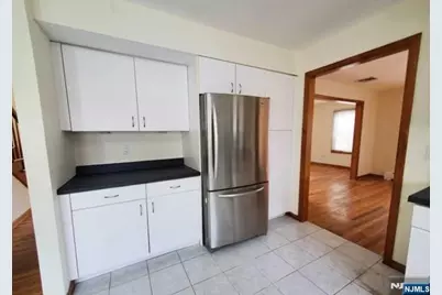 180 Myrtle Avenue, Fort Lee, NJ 07024 - Photo 8