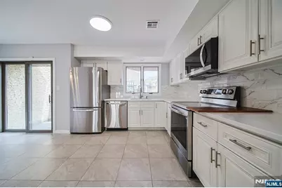 18 Veterans Way, Edgewater, NJ 07020 - Photo 8
