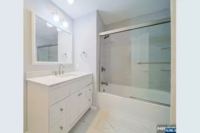 18 Veterans Way, Edgewater, NJ 07020 - Photo 4