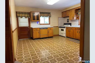 529 Fern Avenue, Lyndhurst Township, NJ 07071 - Photo 4