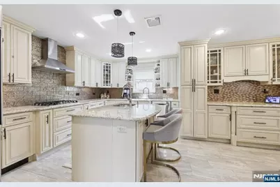 1073 Allessandrini Avenue, New Milford, NJ 07646 - Photo 4