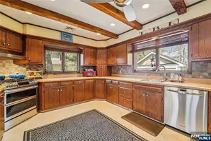 10 Crescent Pl, Allendale, NJ 07401 - Photo 14