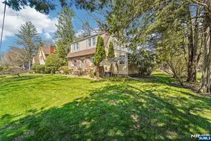 10 Crescent Pl, Allendale, NJ 07401 - Photo 2