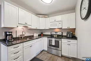 9 Cottonwood Ct, Hardyston Township, NJ 07460 - Photo 12