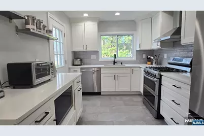 446 Maple Hill Drive, Hackensack, NJ 07601 - Photo 8