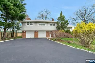 9 Hemlock Dr, Paramus, NJ 07652 - Photo 2