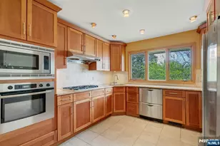 9 Hemlock Dr, Paramus, NJ 07652 - Photo 16