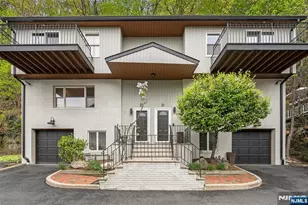 31 Hooks Ln, Edgewater, NJ 07020 - Photo 2