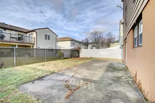 102 Gall Ct, Elmwood Park, NJ 07407 - Photo 4