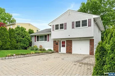 320 W Clinton Avenue, Bergenfield, NJ 07621 - Photo 2