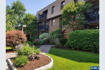 570 North Avenue F #F, Fort Lee, NJ 07024 - Photo 2