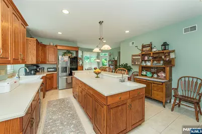 37 Thomas, Wayne, NJ 07470 - Photo 8