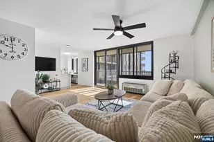 200 Winston 2811, Cliffside Park, NJ 07010 - Photo 2
