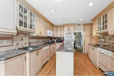 604 Rutland Avenue, Teaneck Township, NJ 07666 - Photo 8