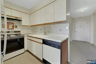 2000 Linwood Ave 15 H, Fort Lee, NJ 07024 - Photo 24