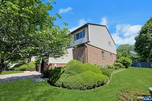 22 Hampton Ct 422, Washington Township, NJ 07676 - Photo 2