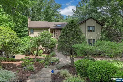 364 Canterbury Lane, Wyckoff Township, NJ 07481 - Photo 2