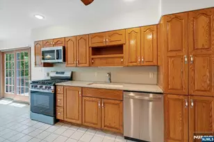 98 Vassar Dr, Paramus, NJ 07652 - Photo 10