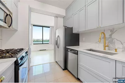 9060 Palisade Avenue 404 #404, North Bergen, NJ 07047 - Photo 4