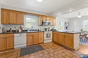 566 Barnett Pl, Ridgewood, NJ 07450 - Photo 4