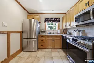 374 Diamond Bridge Ave, Hawthorne, NJ 07506 - Photo 10