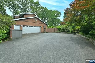 9 Lyncrest Dr, Paramus, NJ 07652 - Photo 6