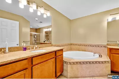 196 Blue Heron Drive 196 #196, Secaucus, NJ 07094 - Photo 20