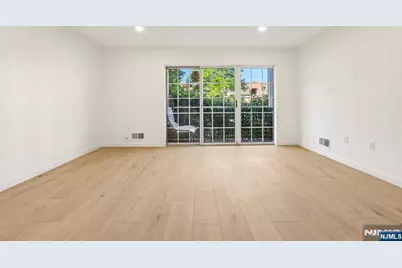 100 Crown Court 471 #471, Edgewater, NJ 07020 - Photo 6